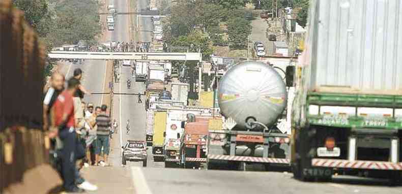 Em julho deste ano, caminhoneiros de todo pas protestaram contra regulamentao do horrio de trabalho (foto: Edsio Ferreira/EM/D.A/Press)