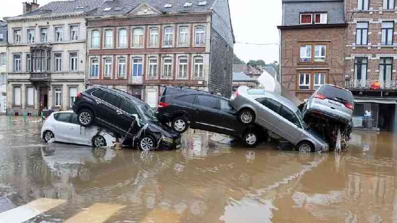 Aps as enchentes em Verviers, vrios carros acabaram empilhados(foto: AFP)