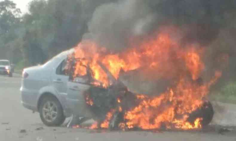 Aps a acidente, dois veculos pegaram fogo e militares do Corpo de Bombeiros controlaram as chamas (foto: Internet/ Whatsapp/ Reproduo )
