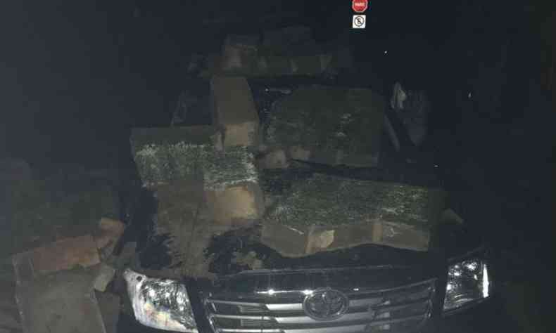 Carro atingido por blocos de concreto(foto: Reproduo/WhatsApp)
