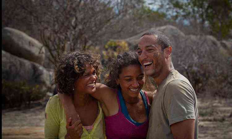 Os irmos Dilvnia (Thain Duarte), Dinorah (Alice Carvalho) e Ubaldo (Allan Souza Lima) protagonizam a srie 'Cangao novo'