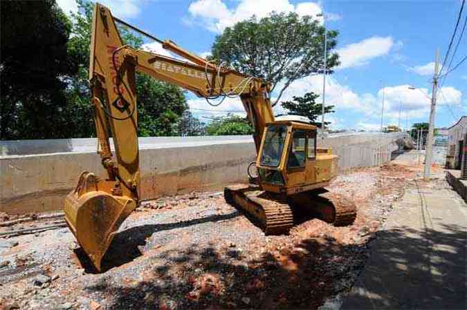 Rua ao lado do viaduto ainda no tem a pavimentao concluda (foto: Euler Junior/EM/D.A Press)