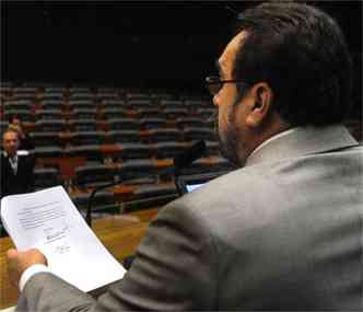 Dep. Amauri Teixeira(PT-BA) leu a carta de renncia para a Mesa Diretora (foto: Gustavo Lima/Cmara dos Deputados)