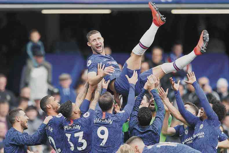 Atletas do Chelsea jogam Cahill para o alto na comemorao da vaga para a Liga dos Campees com a vitria por 3 a 0 sobre o Watford(foto: DANIEL LEAL-OLIVAS/AFP)