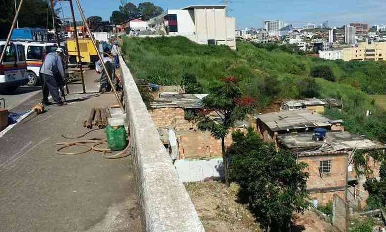 Abatimento no asfalto interditou duas faixas de trnsito no sentido Rio de Janeiro da rodovia para obras (foto: Paulo Filgueiras/ EM/ D.A Press)