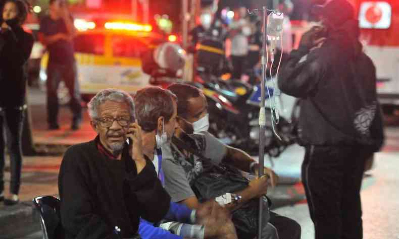 Pacientes na rua aguardam a liberao da Santa Casa