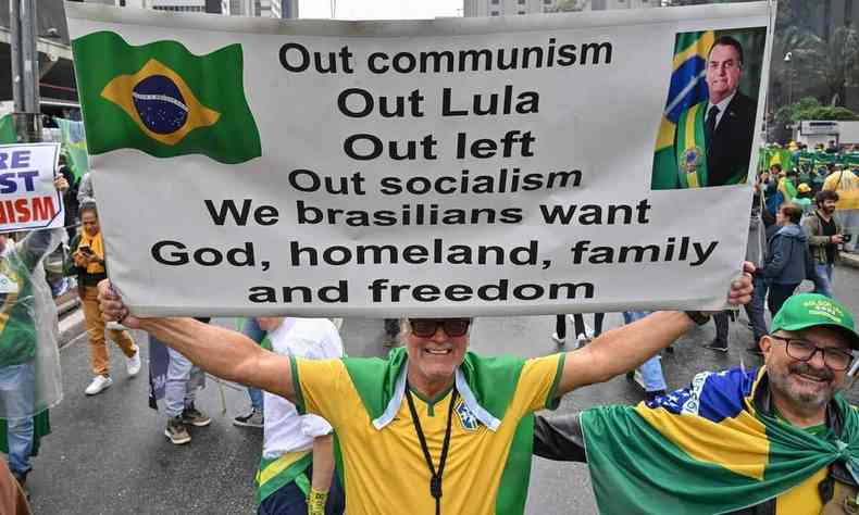 'Fora comunismo, fora Lula, fora esquerda, fora socialismo. Ns brasileiros queremos Deus, terra natal, famlia e liberdade', placa de manifestantes