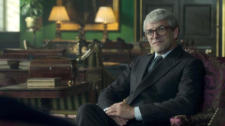 John Major interpretado na srie The Crown por Jonny Lee Miller