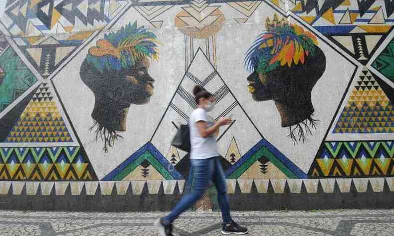 Grafite da artista Crioula, na rua dos Timbiras, em BH(foto: Leandro Couri/EM/D.A Press)