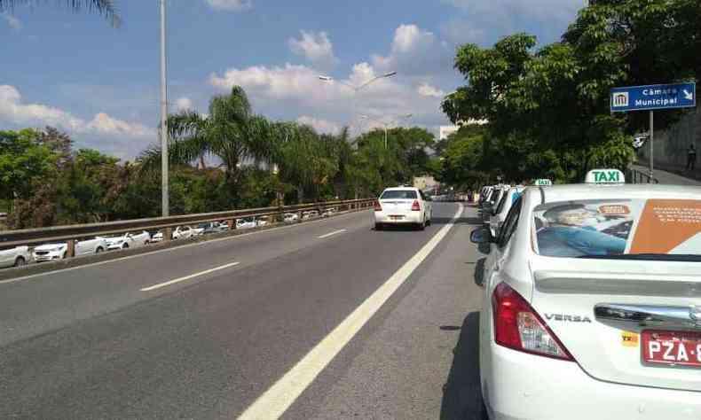 Os txis ficaram estacionados ao longo da Avenida dos Andradas(foto: Polcia Militar / Divulgao)