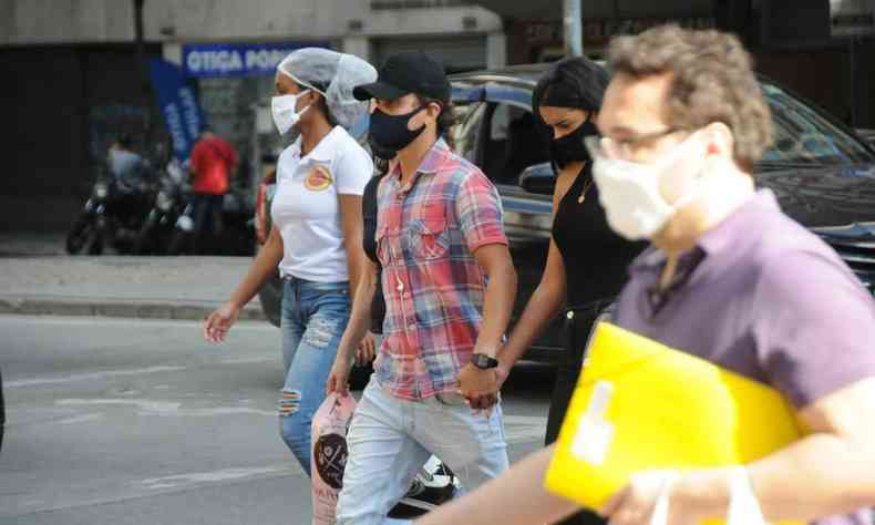 Pessoas com máscara caminhando no centro de BH