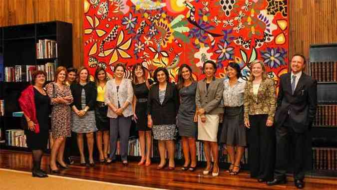 Presidente Dilma Rousseff durante jantar com mulheres jornalistas, no Palcio da Alvorada, na noite dessa tera-feira(foto: Roberto Stuckert Filho/PR)