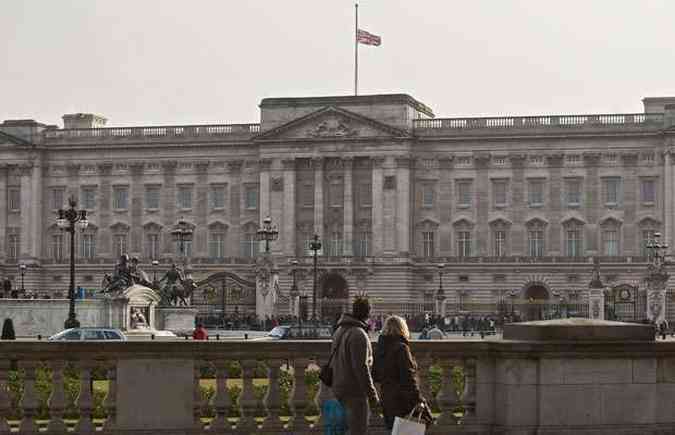 Bandeira a meio mastro no Palcio de Buckingham: funeral da Dama de Ferro ter honras militares(foto: WILL OLIVER / AFP)