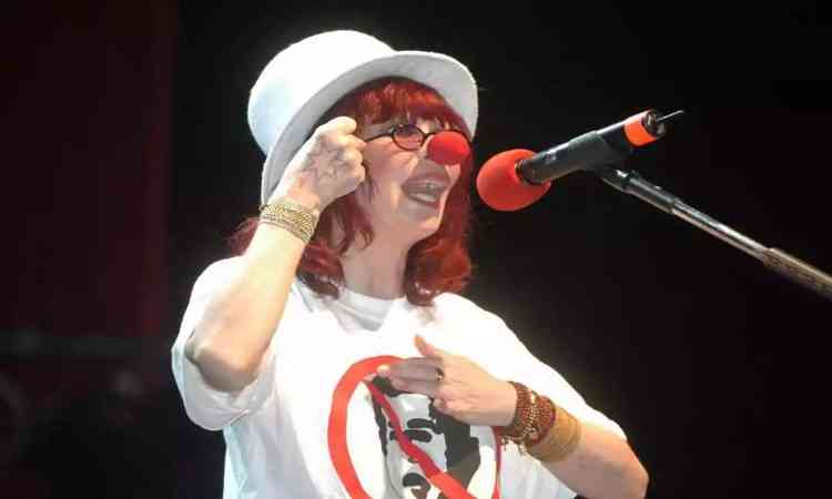 Rita Lee em show com nariz de palhao