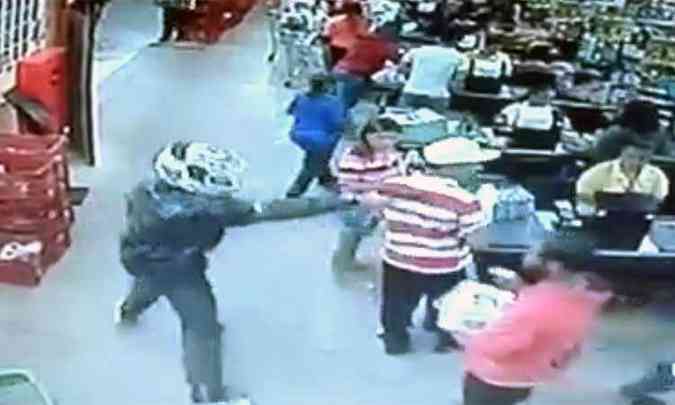 Criminoso entrou no supermercado de capacete e com roupas de chuva(foto: Reproduo )