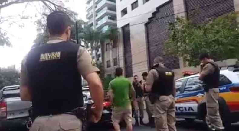 Homem foi detido na tarde desse domingo na Rua Santa Catarina(foto: Reproduo)