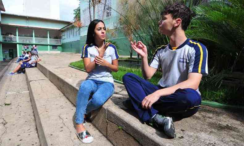 Anne e Wesley, alunos do ensino mdio da Escola Estadual Maurcio Murgel, conversam em Libras(foto: Ramon Lisboa/EM/DA Press)