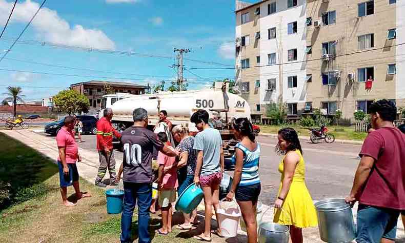 Moradores de Macap enfrentaram fila para ter acesso  gua distribuda por caminhes-pipa a servio da prefeitura (foto: Prefeitura de Macap/Divulgao)