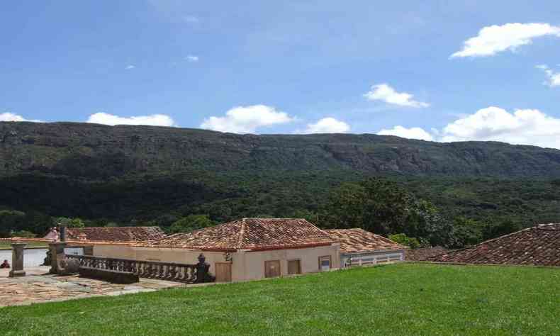 Vista do adro da Igreja Matriz de Santo Antnio com a serra de So jos ao fundo