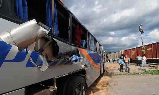Lataria do nibus ficou danificada por causa do acidente(foto: Cristina Horta/EM/D.A Press)