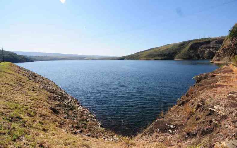 Após chuvas e vazão restrita, Lago de Furnas atinge nível mínimo de água - Gerais - Estado de Minas