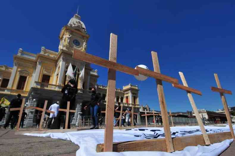 Na sexta-feira, ato fincou cruzes na Praa da Estao(foto: Gladyston Rodrigues/Em/D.A. Press)