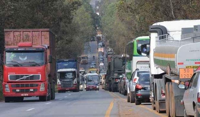 Tr�nsito congestionado na BR-040 por causa da manifesta��o (foto: Paulo Filgueiras/EM DA Press)