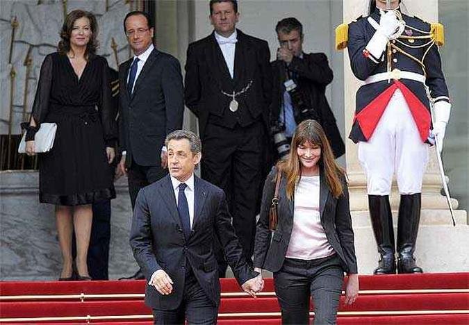 Sarkozy e sua esposa Carla Bruni-Sarkozy sa�ram de m�os dadas do edif�cio(foto: AFP PHOTO / POOL / PHILIPPE WOJAZER )