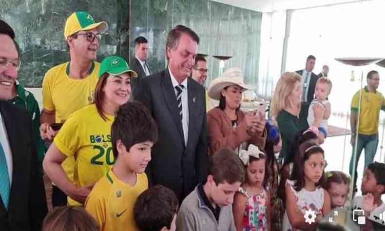 Bolsonaro comea o dia 7 de Setembro, no Palcio da Alvorada, com crianas e apoiadores cantando o nacional