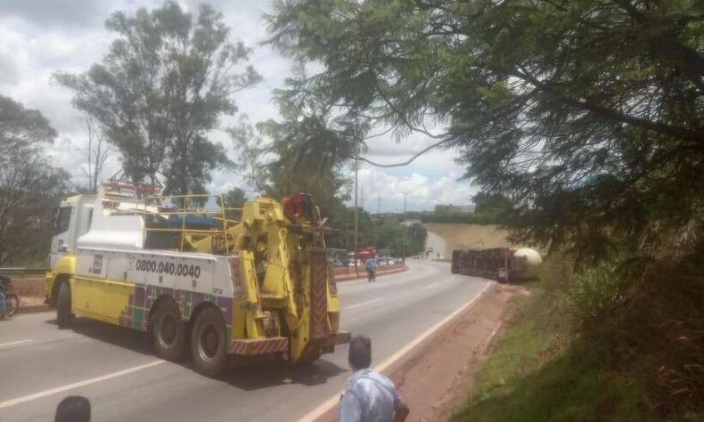 carreta tombada no anel rodovirio