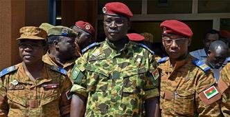 Zida (centro) tinha dito mais cedo, neste sábado, que lideraria a transição do país de volta à democracia em um comunicado gravado e publicado no site da estação nacional de televisão(foto: ISSOUF SANOGO / AFP) Zida (centro) tinha dito mais cedo, neste sábado, que lideraria a transição do país de volta à democracia em um comunicado gravado e publicado no site da estação nacional de televisão(foto: ISSOUF SANOGO / AFP)