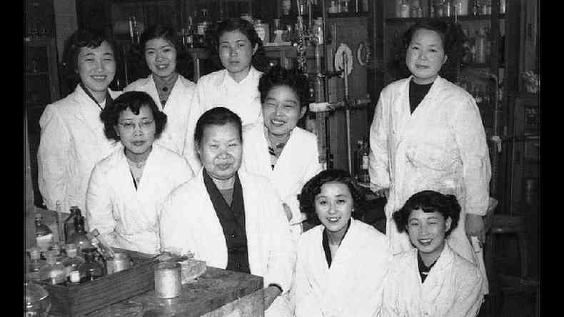 Michiyo Tsujimura ao lado de outras cientistas pioneiras no Japão posando para foto