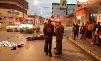 Moto e caminho bateram em um cruzamento na Vila Santa Terezinha(foto: Corpo de Bombeiros/Divulgao)
