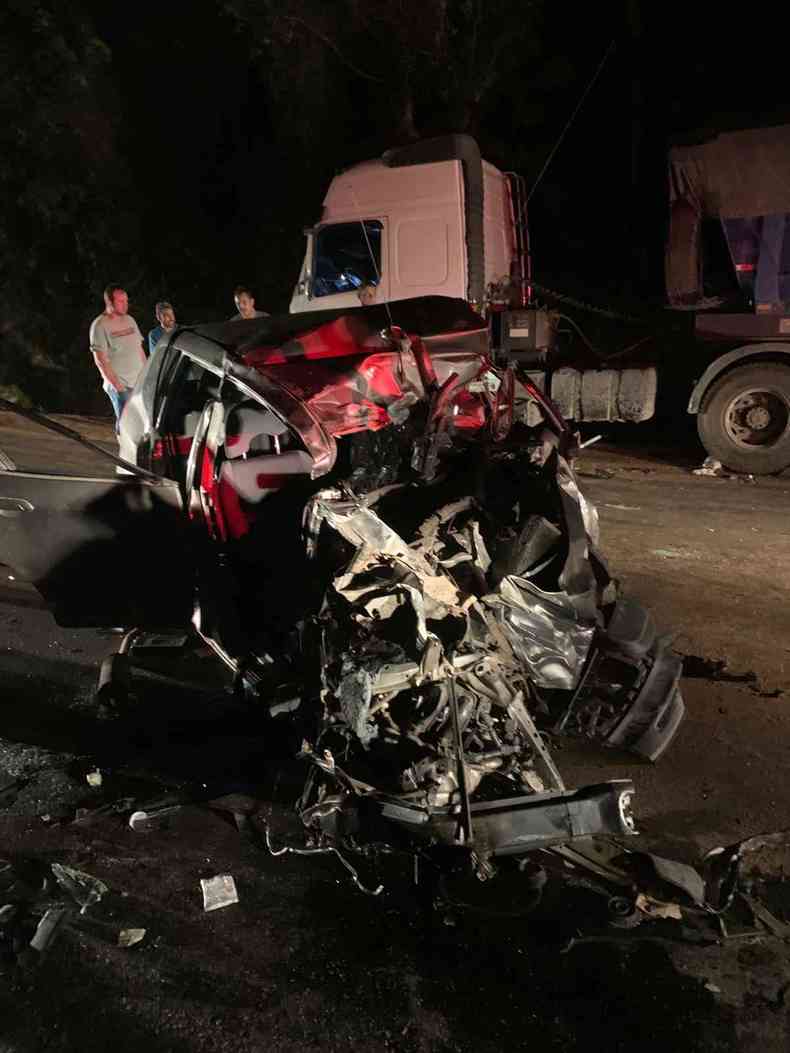 Carro destruído após acidente na BR-040, em Santos Dumont
