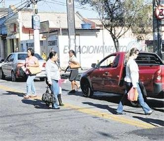 Excesso de carros e falta de educação de motoristas e de manutenção de asfalto e calçadas sufocam a Rua Platina, importante corredor de trânsito da Região Oeste de BH(foto: PAULO FILGUEIRAS/EM/D.A PRESS) Excesso de carros e falta de educação de motoristas e de manutenção de asfalto e calçadas sufocam a Rua Platina, importante corredor de trânsito da Região Oeste de BH(foto: PAULO FILGUEIRAS/EM/D.A PRESS)