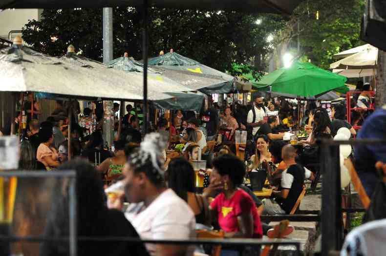 Movimentao em bares da Savassi na noite de sbado: monitoramento mostra que trfego nas ruas foi mais intenso do que antes do isolamento (foto: Tlio Santos/EM/D.A Press)