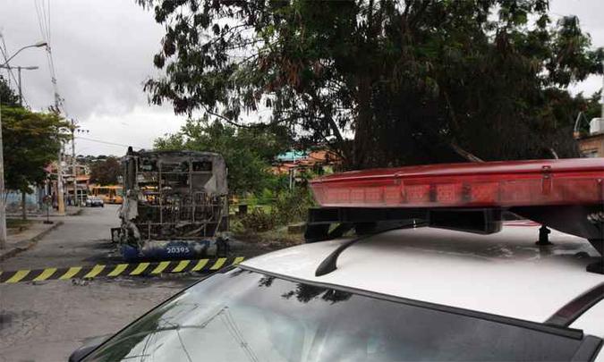 Além da destruição dos veículos, atentados com fogo causam danos à rede elétrica e ameaçam moradias(foto: Edésio Ferreira/EM/DA Press) Além da destruição dos veículos, atentados com fogo causam danos à rede elétrica e ameaçam moradias(foto: Edésio Ferreira/EM/DA Press)