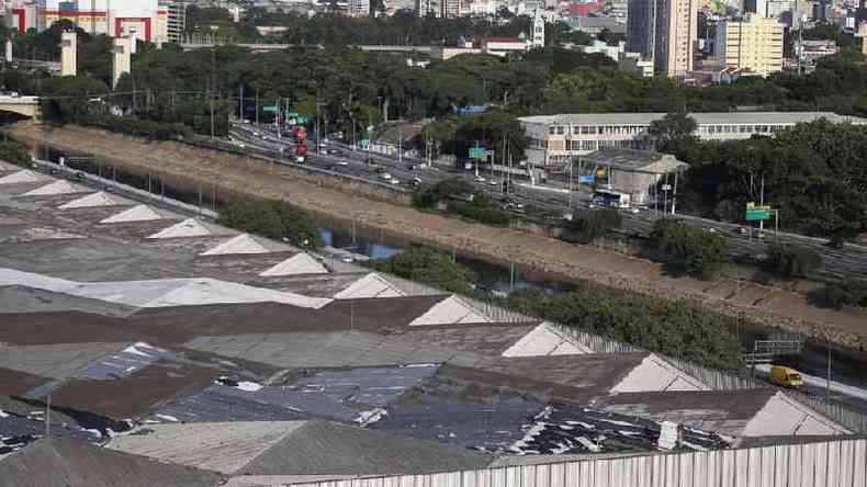 Vista area do Hospital de Campanha do Anhembi: enfermeira de unidade confessa temer novas invases