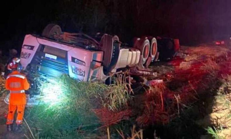 capotamento de caminho carregado com milho