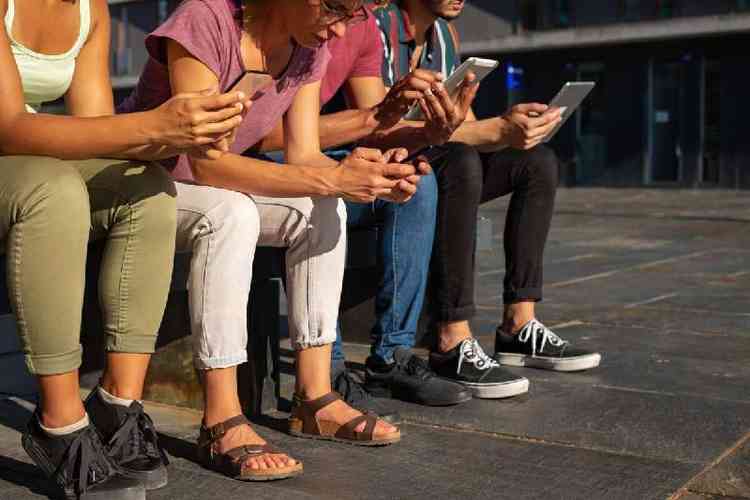 A exposio excessiva ao universo digital levanta questes cruciais sobre como equilibrar a conectividade virtual com o bem-estar emocional dos adolescentes
