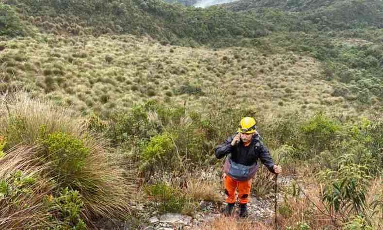 Bombeiros em busca do homem que praticava trekking quando foi surpreendido pela chuva e se perdeu (foto: Corpo de Bombeiros/ Divulgao )