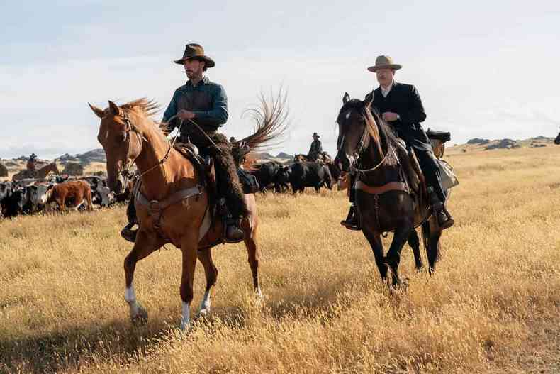 Homens montados em cavalos, como cowboys, no filme Ataque de ces