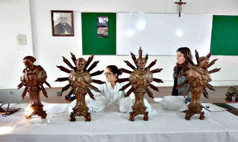 Segundo a Justia, So Boaventura pertence a conjunto de quatro peas em cedro esculpidas para adornar Igreja So Francisco de Assis(foto: Ministrio Pblico de Minas Gerais/Divulgao)