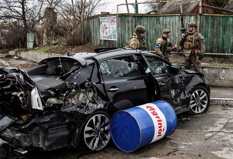 Carro destrudo por bombardeio contra a Ucrnia