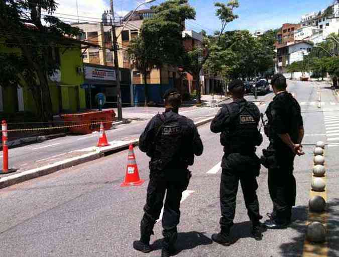 Policiais do Gate isolaram o entorno da Caamba e aguardam uma equipe do Exrcito para averiguar os explosivos encontrados(foto: Mateus Parreira)
