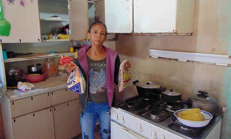 (foto: Luiz Ribeiro/EM/D.A Press) A catadora Carla Alves adquiriu um chinelo para a filha e alimentos, que já estavam no fim no último dia de agosto
