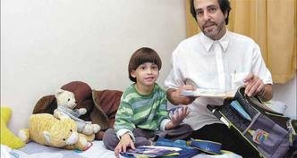 Walner Bittencourt conseguiu matricular o filho, Davi, que completou 6 anos depois de 31 de março(foto: MARIA TEREZA CORREIA/EM/D.A PRESS / 20/9/11) Walner Bittencourt conseguiu matricular o filho, Davi, que completou 6 anos depois de 31 de março(foto: MARIA TEREZA CORREIA/EM/D.A PRESS / 20/9/11)