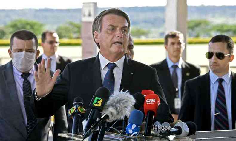 Bolsonaro tem comportamentos contraditrios sobre a epidemia no Brasil(foto: EVARISTO S/AFP)