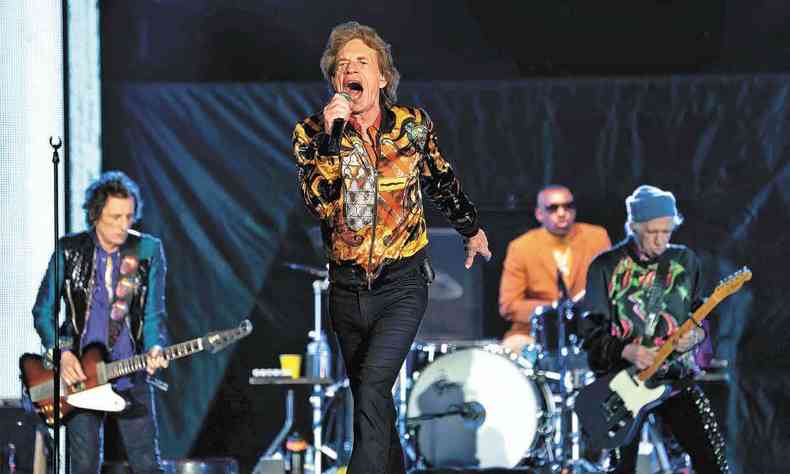 Mick Jagger canta, com integrantes do Rolling Stones ao fundo, durante show da banda britnica