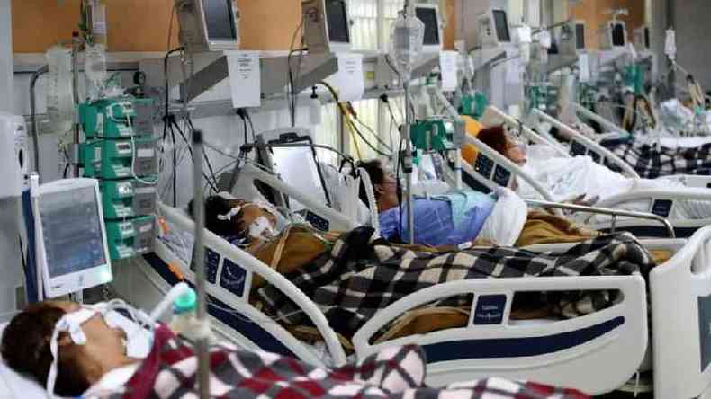 Pacientes em hospital da Porto Alegre, cidade que j tem 103% de ocupao de leitos de UTI(foto: REUTERS/Diego Vara)